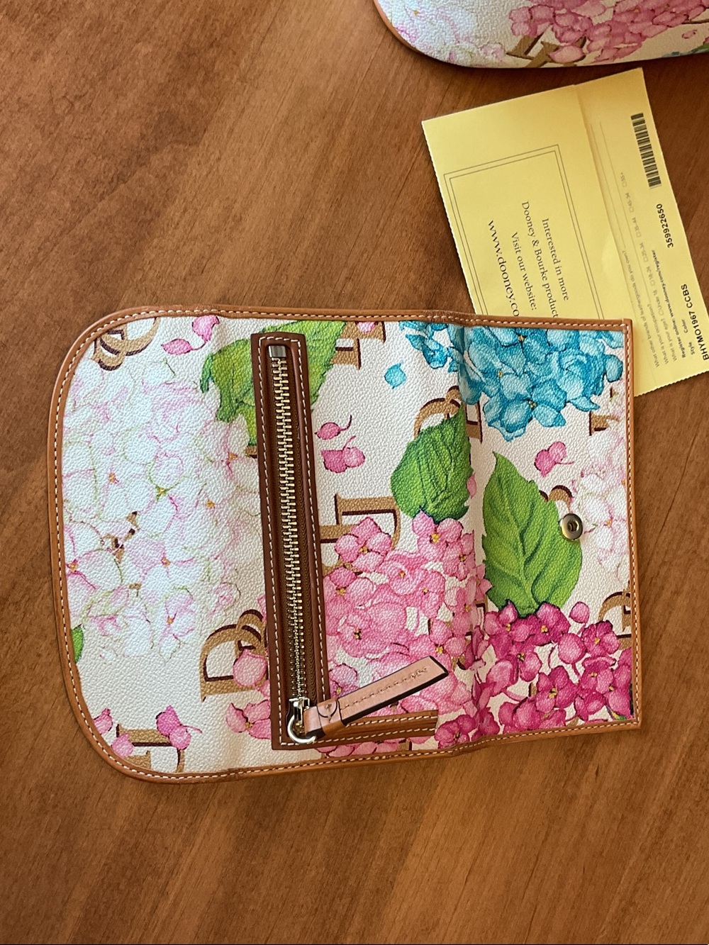 Dooney & Bourke Cream Hydrangea Large Sac - Picture 14 of 16